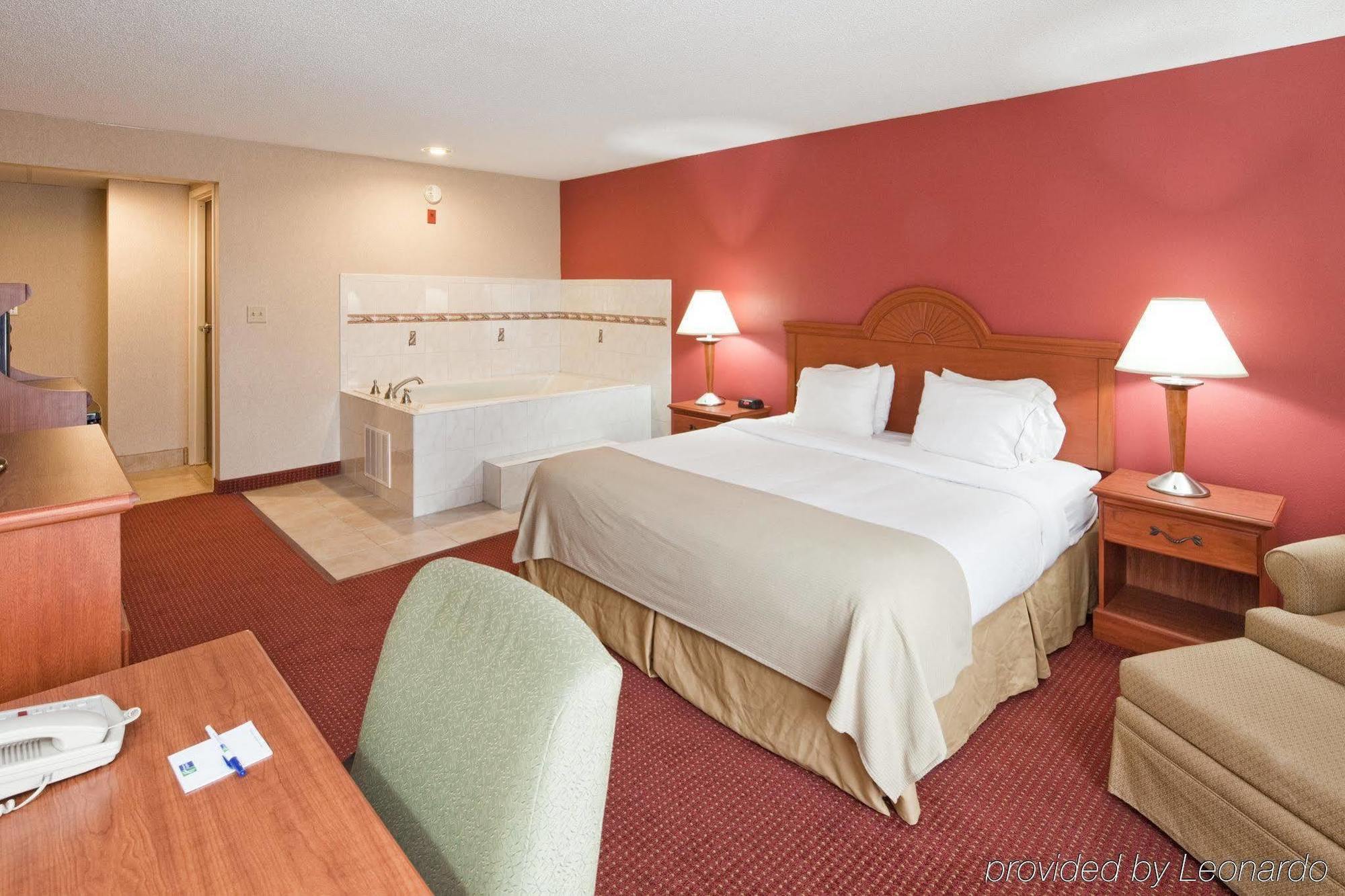 Quality Inn & Suites Лоурънсбърг Екстериор снимка
