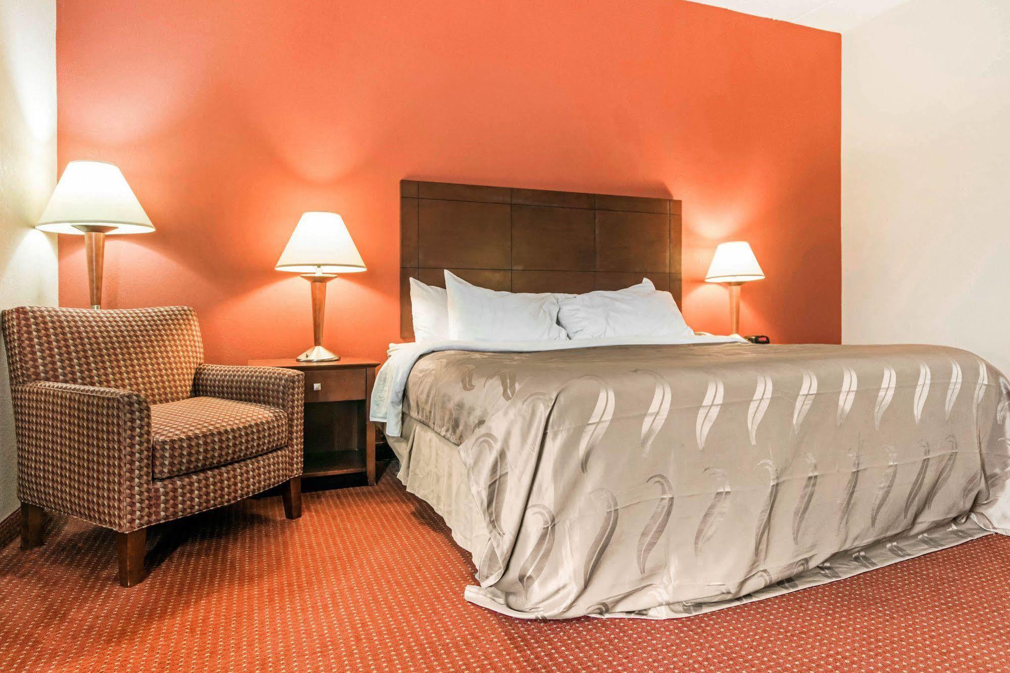 Quality Inn & Suites Лоурънсбърг Екстериор снимка