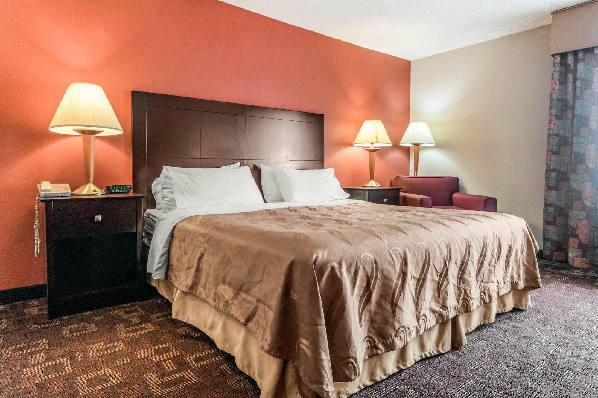 Quality Inn & Suites Лоурънсбърг Екстериор снимка
