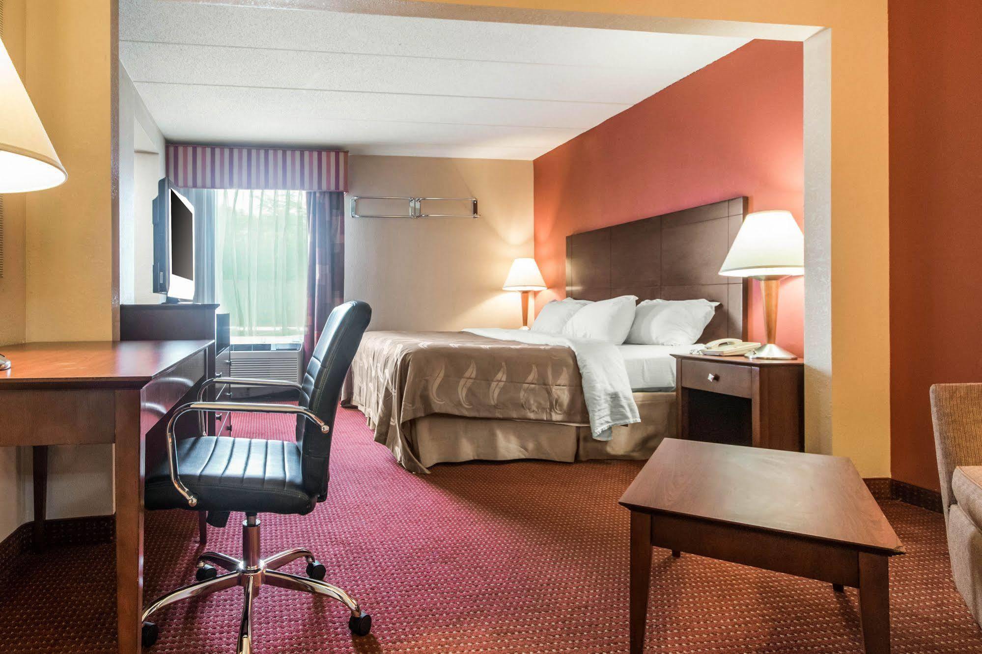 Quality Inn & Suites Лоурънсбърг Екстериор снимка