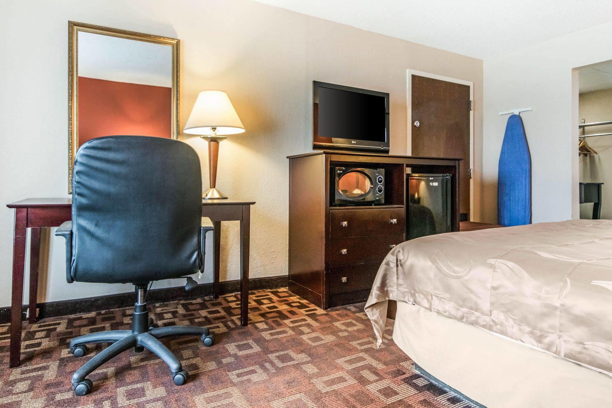 Quality Inn & Suites Лоурънсбърг Екстериор снимка