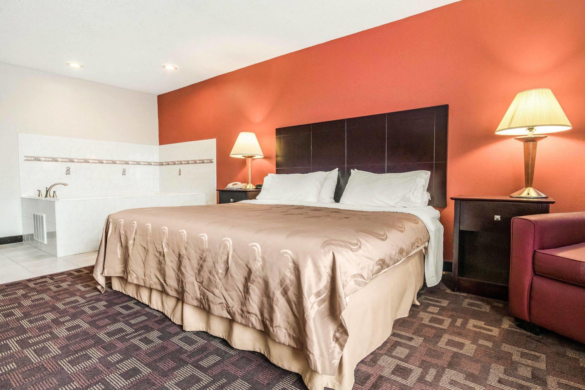 Quality Inn & Suites Лоурънсбърг Екстериор снимка