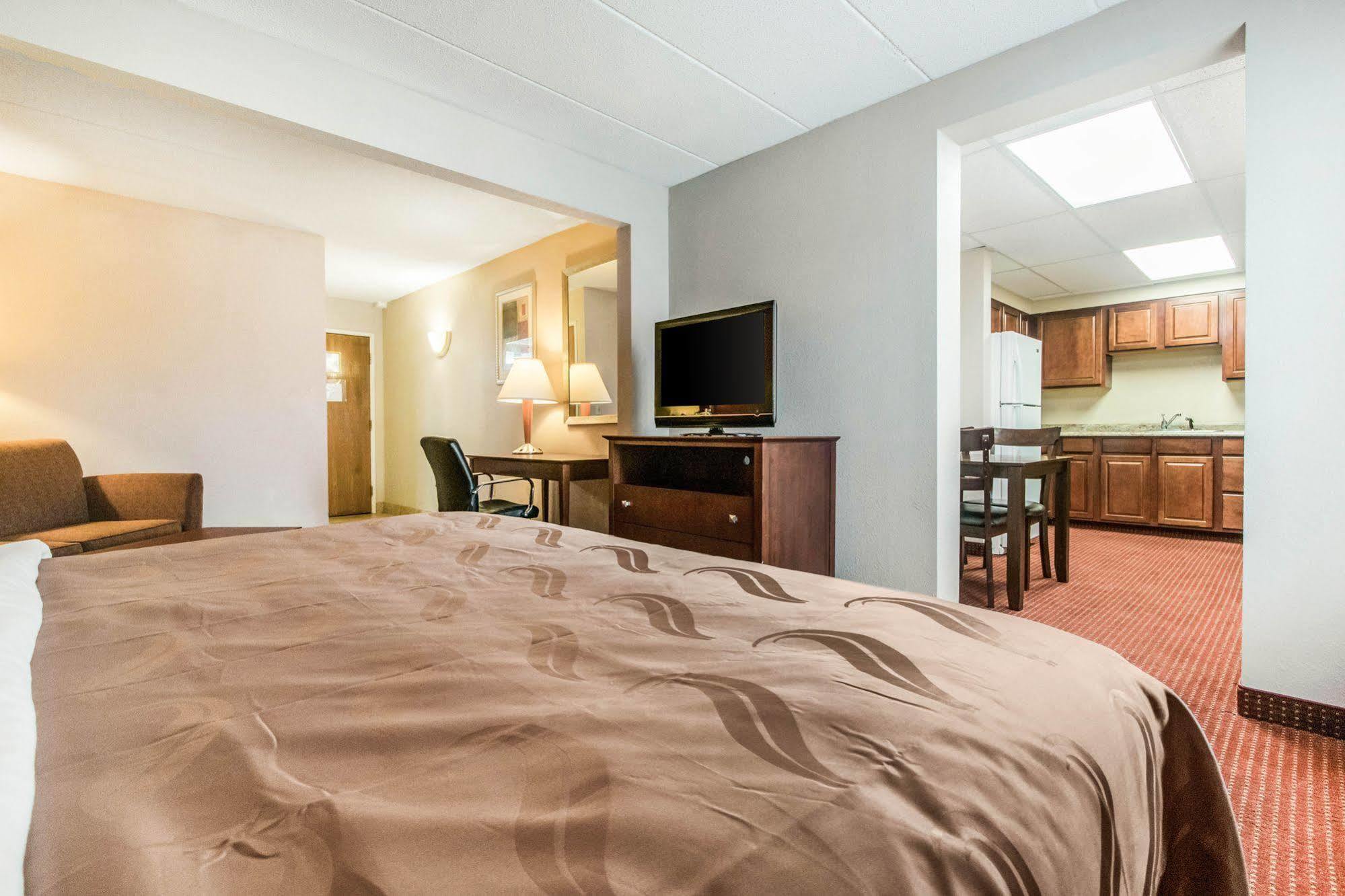 Quality Inn & Suites Лоурънсбърг Екстериор снимка