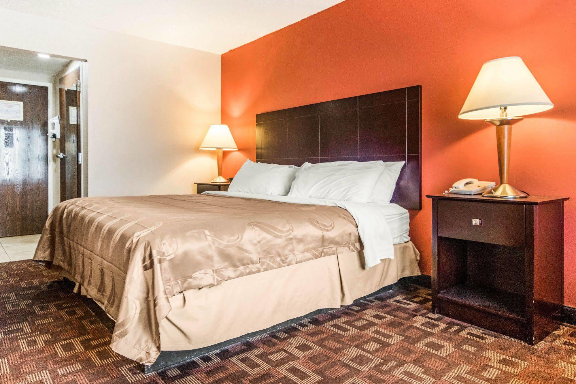 Quality Inn & Suites Лоурънсбърг Екстериор снимка