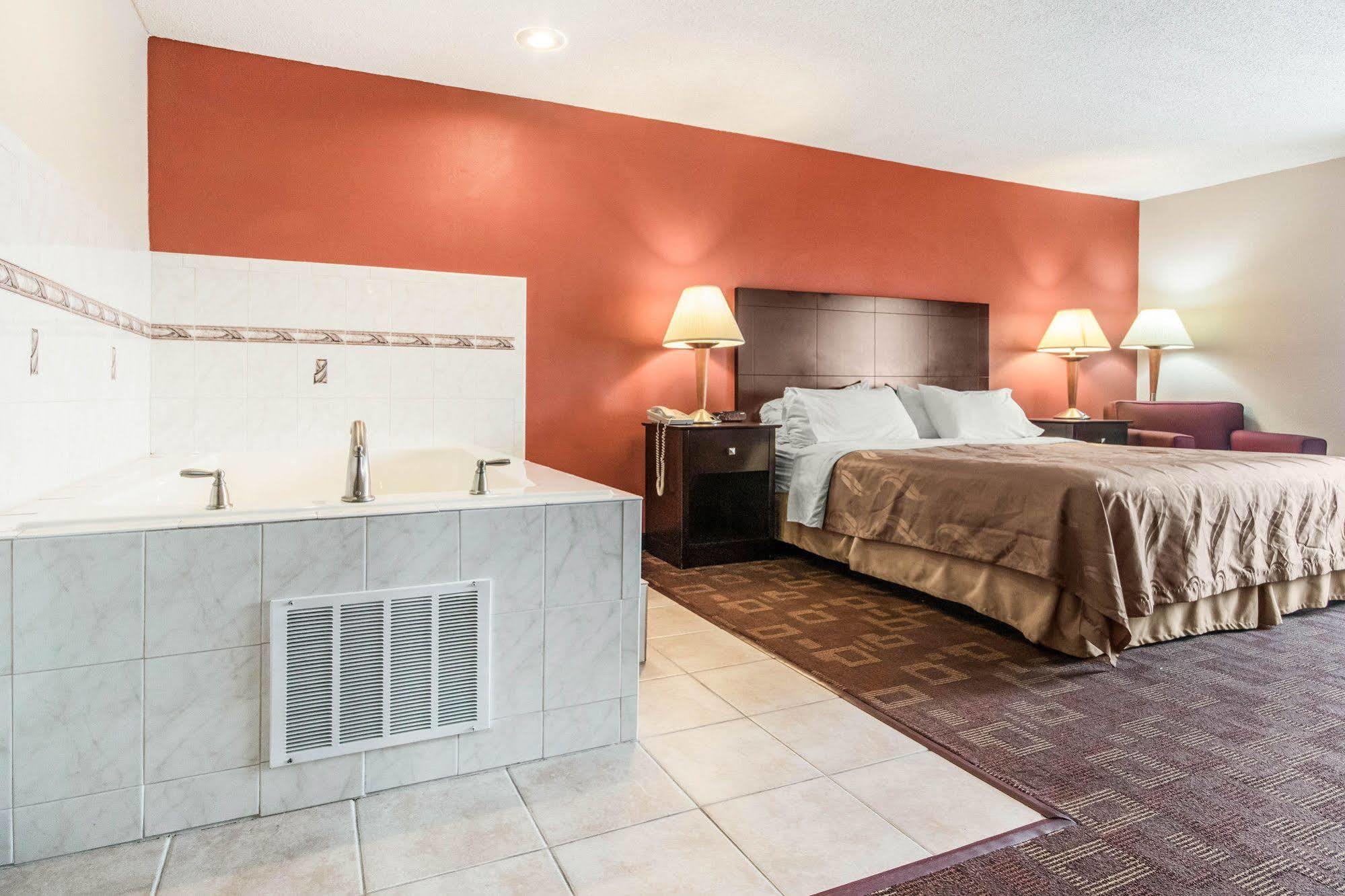 Quality Inn & Suites Лоурънсбърг Екстериор снимка