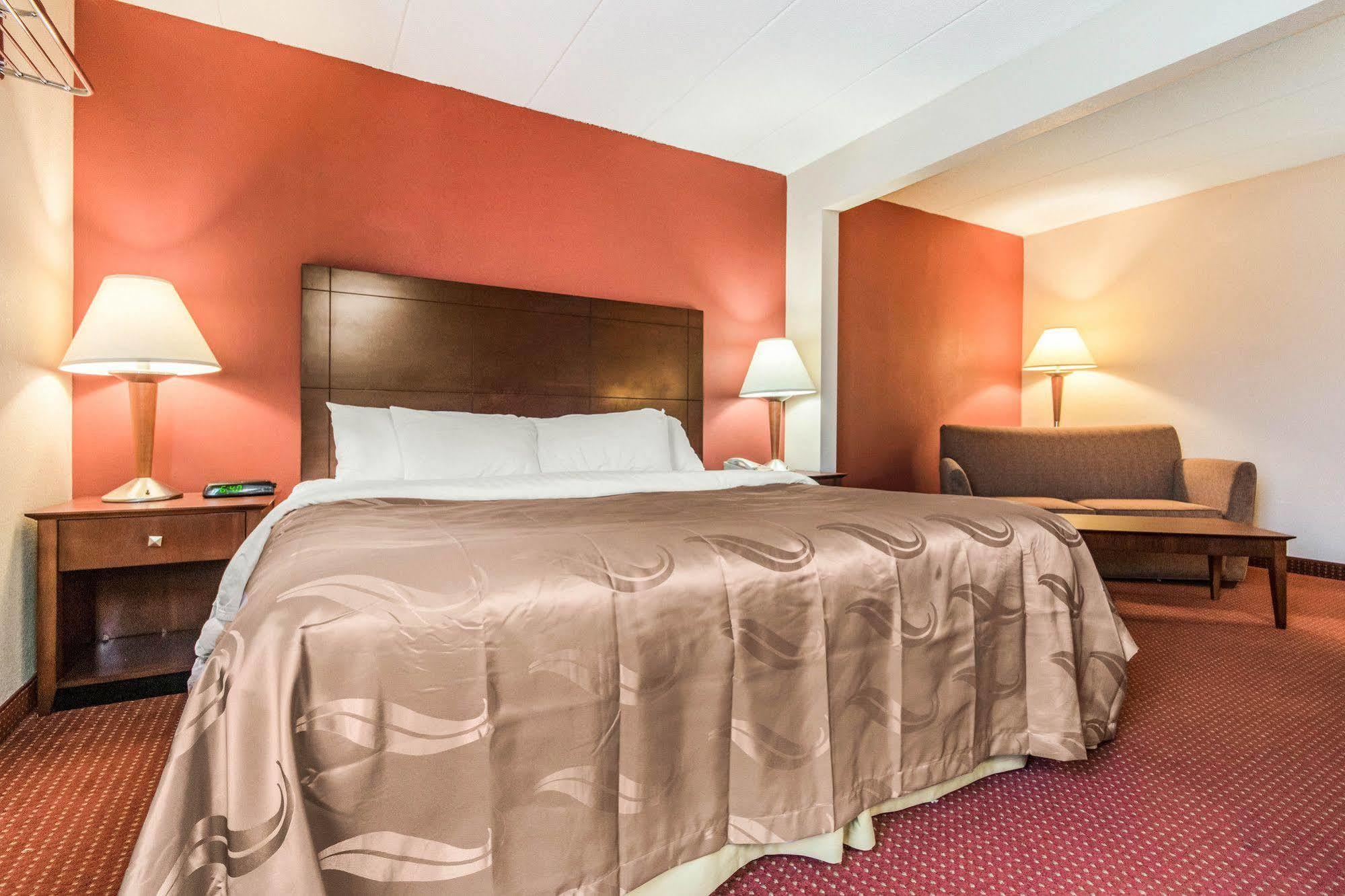 Quality Inn & Suites Лоурънсбърг Екстериор снимка
